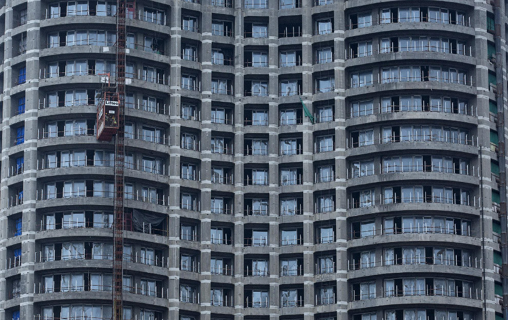 Еще один новый высотный жилой дом в центре Мумбаи. 3-комнатная квартира площадью 232 кв.м. стоит здесь около 2 798 700 долларов (12 063$ за кв.м.). 2015 год.  Мумбаи, жильё, познавательно, трущобы, цены