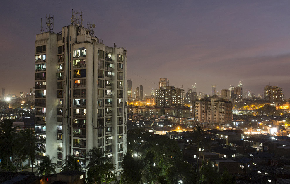 Слева — высотный дом, справа, впритык — трущобы.  Мумбаи, жильё, познавательно, трущобы, цены