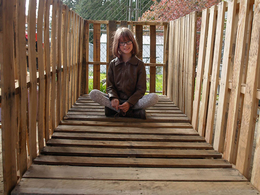 9-летняя девочка строит мальникие домики для бездомных бездомный, девочка, домик, помощь