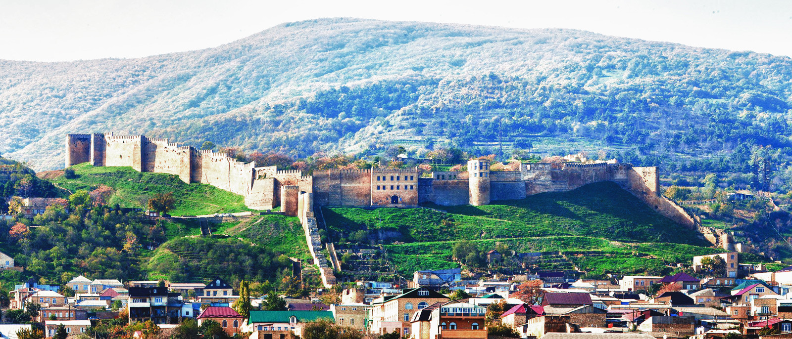 4. Замок в средневековой Румынии? Да нет же! Это крепость Нарын-кала в городе Дербент, Дагестан. россия, фото