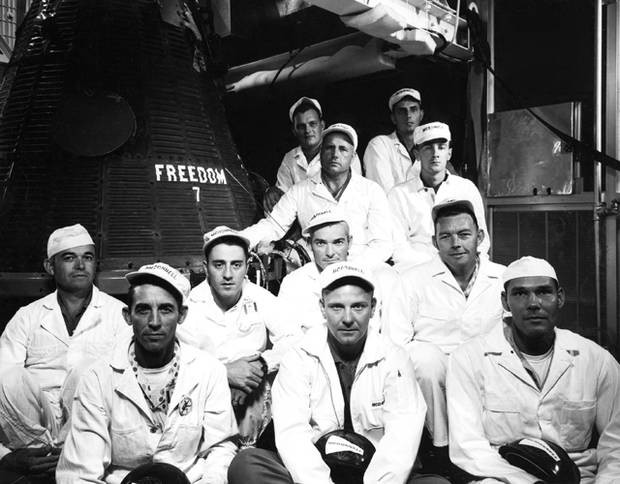 1. Работники McDonnell Aircraft Corporation рядом с кораблём Freedom 7 космос, сша, факты, фото