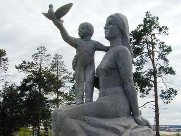Скульптура матери в Ноябрьске. Скульптура матери в Ноябрьске. мама, памятник