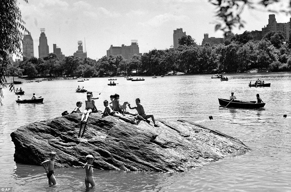 Дети купаются в Центральном парке, 1944 год. жара, история, кондиционер