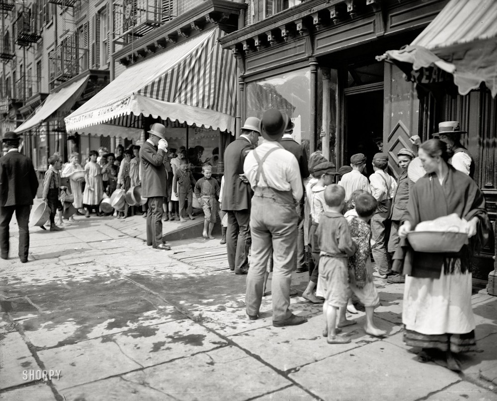 Очередь за бесплатным льдом во время особенно жарких дней. Нью-Йорк, 1900 год. жара, история, кондиционер