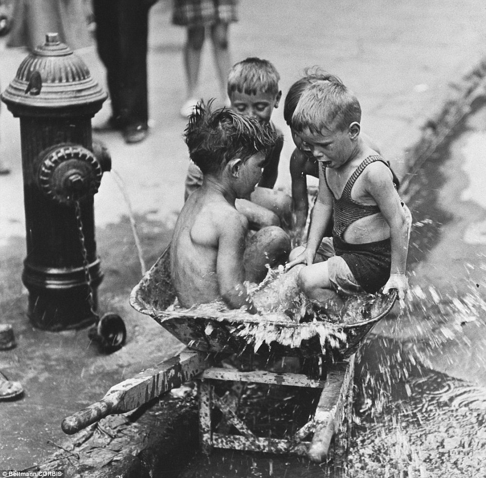 Дети купаются в воде из гидранта. Нью-Йорк, 1939 год. жара, история, кондиционер