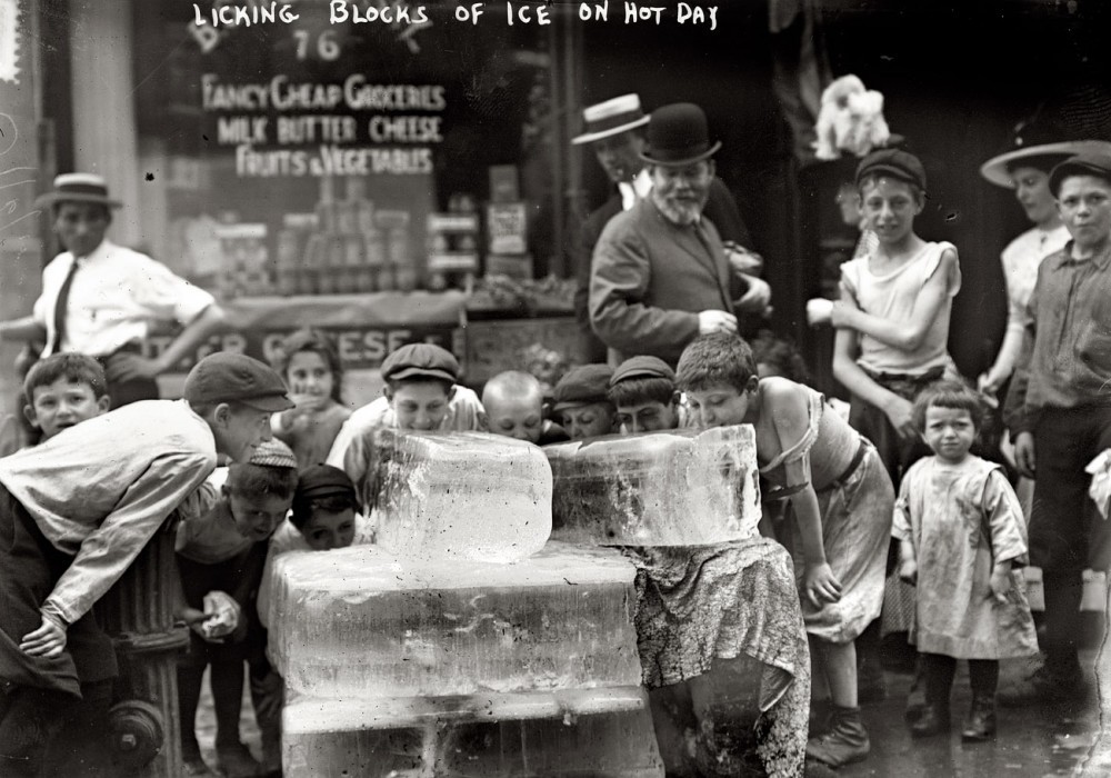 Дети лижут лед во время жаркого лета 1911 года. жара, история, кондиционер