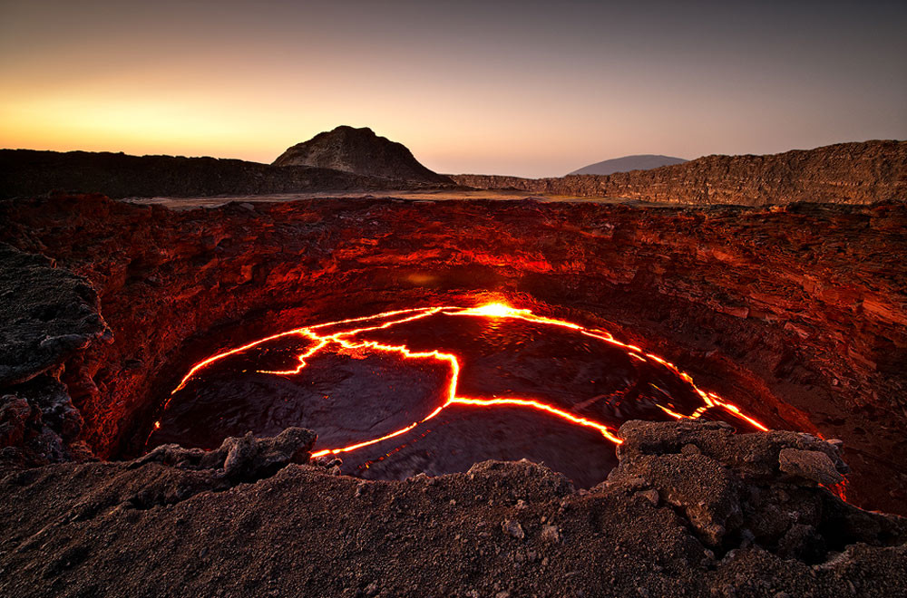 Лавовое озеро вулкана Эрта Але в Эфиопии. планета, ракурсы, фотография
