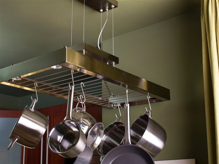 6. Освободить переполненный кухонный шкаф поможет такая вот люстра кухня, пространство, хитрость