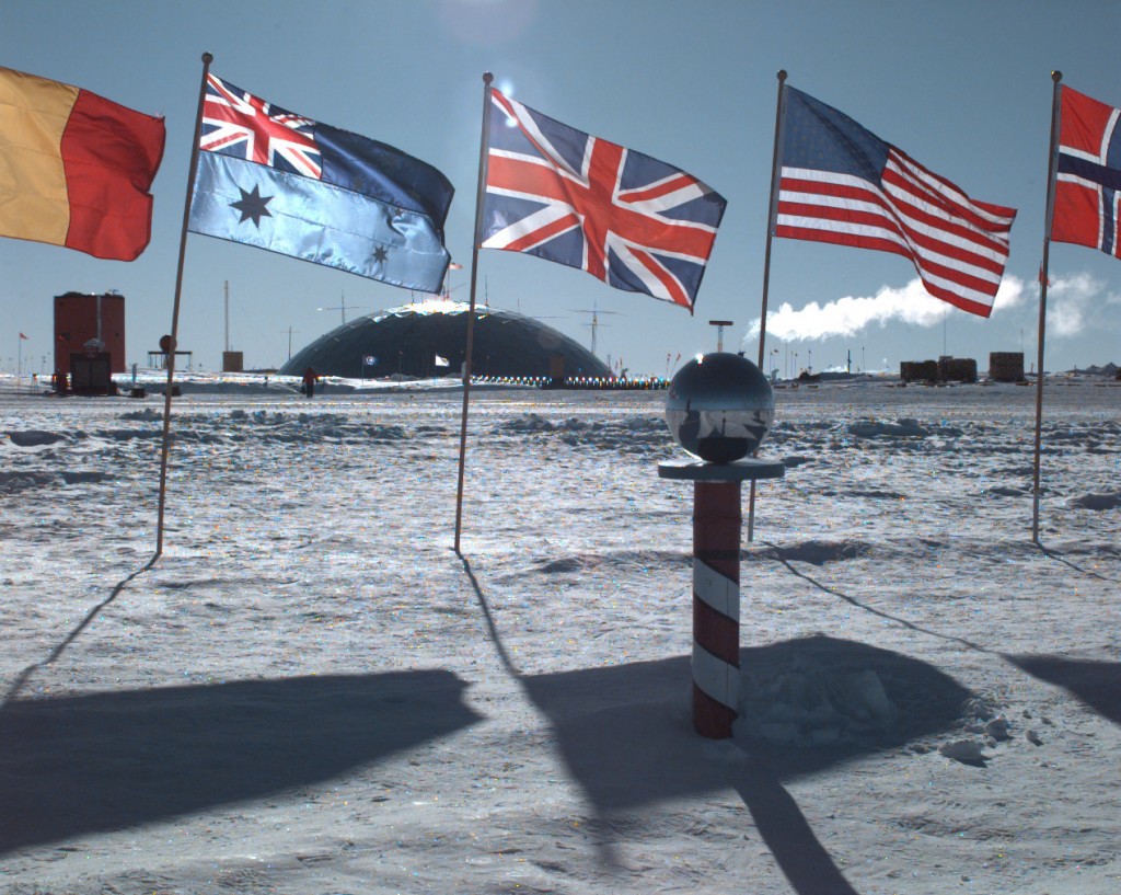 19. В 1959 году двенадцать стран подписали Антарктический договор, по которому они могли осуществлять научно-исследовательскую деятельность на этом континенте исключительно в мирных целях. антарктида, факты