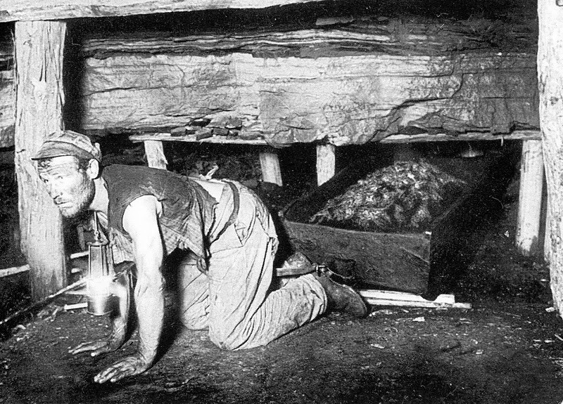  Шахтер вытаскивает короб с углем из забоя. 1890-е. история, россия