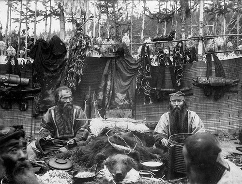 Коренные жители Сахалина ,айны на медвежьем празднике. 1905г. история, россия