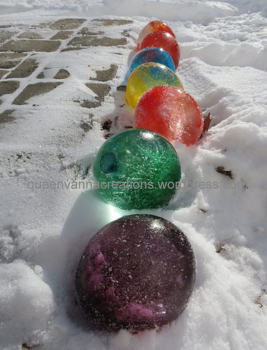 4. Заморозьте в шариках воду с пищевыми красителями, чтобы украсить двор зимой diy, воздушные шарики, лайфхаки, своими руками, сделай сам