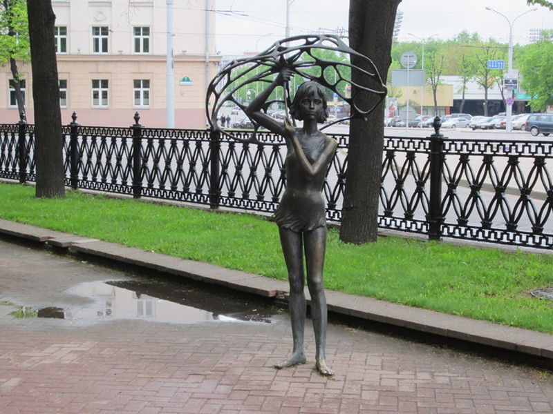 Девочка с зонтом памятники, памятники россии