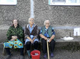 подруги :справа моя мама- 88 лет. в центре -80 лет крайняя слева молодка- 70 лет