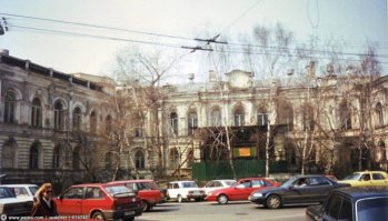 Да! В Москве сейчас такую плотную концентрацию отечественных машин в одном месте вряд ли встретишь.