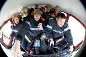 Пожарные по дороге на вызов
