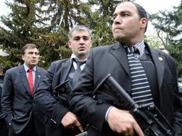 упырь вонючий! ещё актёров насадил, для которых "большая честь встретиться"... сука лицемерная! забыл, тварь, как по Одессе и Грузии с охраной гулял и оглядывался!