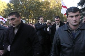 упырь вонючий! ещё актёров насадил, для которых "большая честь встретиться"... сука лицемерная! забыл, тварь, как по Одессе и Грузии с охраной гулял и оглядывался!