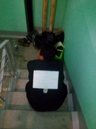 А вот такие объявки у нас клеят прям на бомжах. Вышел покурить на лестницу-смотрю спят... А один даже проснулся))) все объявы одинаковые, одна из них на выходе из подъезда висела.