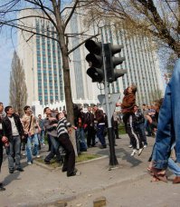 Это Молдавия. Дебилы крушат все подряд во время беспорядков. Светофор им тоже помешал