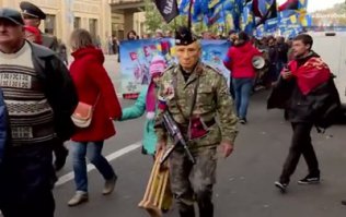 а вот этот перформанс зачем? какая связь? что у них в головах?