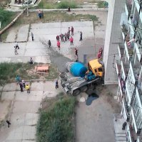 Стоят смотрят.... взяли бы лопаты и гребли. Что лучше Куча застывшего бетона посреди двора или халявная заливка бетоном близлежащих территорий?