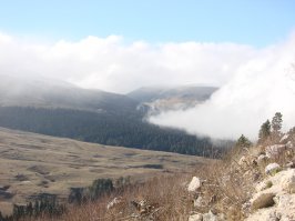 Лаго-Наки, на втором фото за горами Красная поляна.