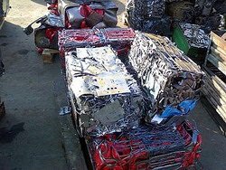 Кстати, когда был на околицах Милана, вот конкретно видел, как через несколько минут на выходе металлический кубик получается.