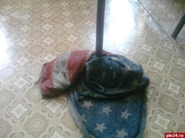 если у меня коврик у двери в цвет американского флага, это же не значит что я её люблю.....