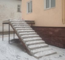 По ходу кто-то выкупил квартиру под свои потребности ( магазин, офис, салон и т. д.) Сделал ступеньки под отдельный вход. В чем здесь прикол?