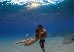 Как они так под водой находятся? В смысле.. я сколько раз на море нырял, всегда как пробку наверх выталкивает) А он словно стоит на дне спокойно)