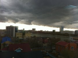 В правом углу НЛО косит под лампу.