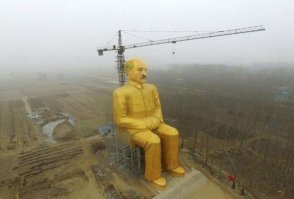 Батька с высоты наблюдает как картошку сажают?