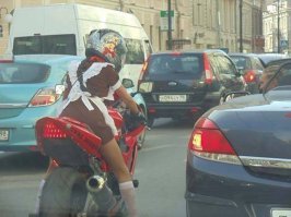 Где то видел её фото без шлема... так себе.
