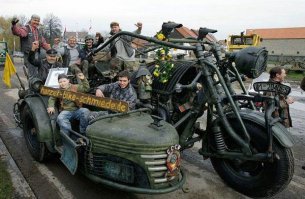 Это у Гансов.Двигатель от танка стоит.Где тот ролик есть в инете.