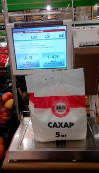 Просто весы сломаны, сейчас они их "починят" и сахар будет весить столько сколько написано