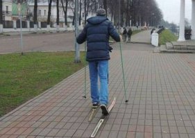 Стою на асфальте я в лыжи обутый,толи лыжи не едут,толи я е.анутый.