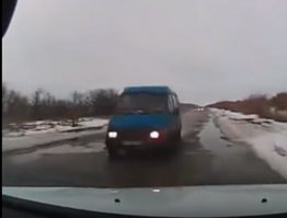 Них@я себе, пид@рас лужи объезжает. Часто встречаюсь с такими на плохих дорогах Псковского района, хорошо дороги знакомые, знаешь где обычно так объезжают и завидев встречную заранее обо тормозят.
