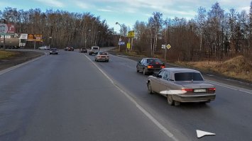тут все лупошарики, но ИМХО рено поворачивал с крайней правой полосы (визуально видно что тс двигаются в 2 полосы, разметки не видно), хоть и заблаговременно включил поворотник. А это лето, дорожникам карандаши пообламывать.
