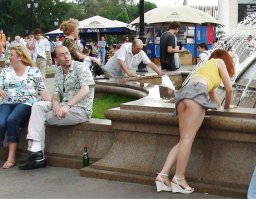 Через секунду лысому прилетит по уху, как только подруганка засечет, куда он пялится.