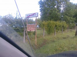 В одном посёлке Калининградской области, люди нерусской национальности рекламируют для продажи выращенный ими товар. Мимо проезжали, остановились чтоб сфоткать