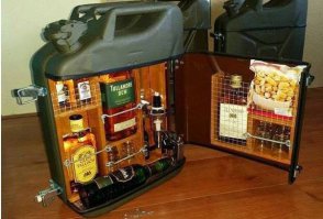 Суровый классический комод для кабинета