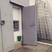 Кто, как и зачем закрывает дверь изнутри на засов?
