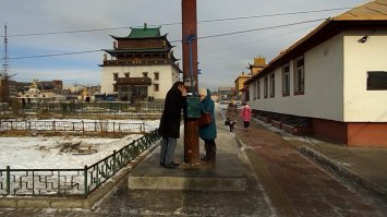 Видите на второй фотке столб? Он же в прошлом году. Кароч, когда советская власть пришла карать служителей культа, вокруг этого столба собрались остатки монахов, и они начали молиться. Помогло, не помогло не знаю не спросили, но на столбе остались отпечатки ладоней, так истово они молились. Теперь у этого столба загадывают желание, надо обойти нечетное количество кругов вокруг столба, не отнимая руки. И потом прошептать желание в небольшую щелочку.