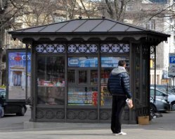 Прямо прослеживается какая-то новая тенденция в дизайне киосков В Одессе что-то такое стали устанавливать с прошлого года ( почему-то обозвали все это "французскими ларьками") Мне кажется мрачновато, это первое, и непрактично в условиях пыльного юга это второе. Интересно как эти киоски будут мыть....