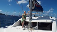 В марте этого года провела 7 дней на катамаране в Карибском В марте этого года провела 7 дней на катамаране в Карибском море. Очень на любителя, мне было не в кайф. Муж фанат этого дела, вот мне и пришлось с ним ехать. Но... Сколько же народу там отдыхает на яхтах (парусных, моторных и суперяхтах)! Даже глубокие старики и малые дети. Значит в этом что-то есть.