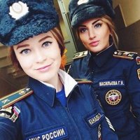 глупые селферы, прежде чем селфться надо снимать лычки с фамилиями, я так уже парочку спалил в вк. только надо знать город а фио они сами дали