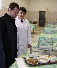 и их уст заведующей столовой: "Держитесь, Дмитрий Анатольевич! Я пошла. Вам приятного аппетита, здоровья! Соли нет, но мы работает на этим!"