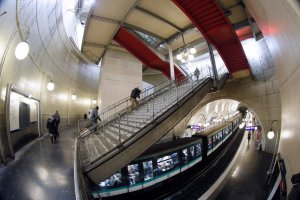 Там есть и оригинальные вещи. Вот, к примеру, станция Cité обшита клепанными листами металла. Смотри фото: