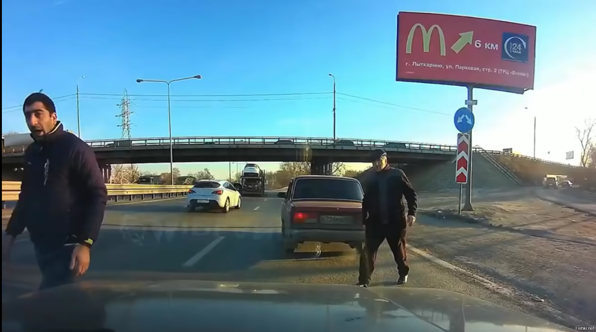 Кто-то выигравыет Золотые медали, а кто-то спешит в Макдональс?!